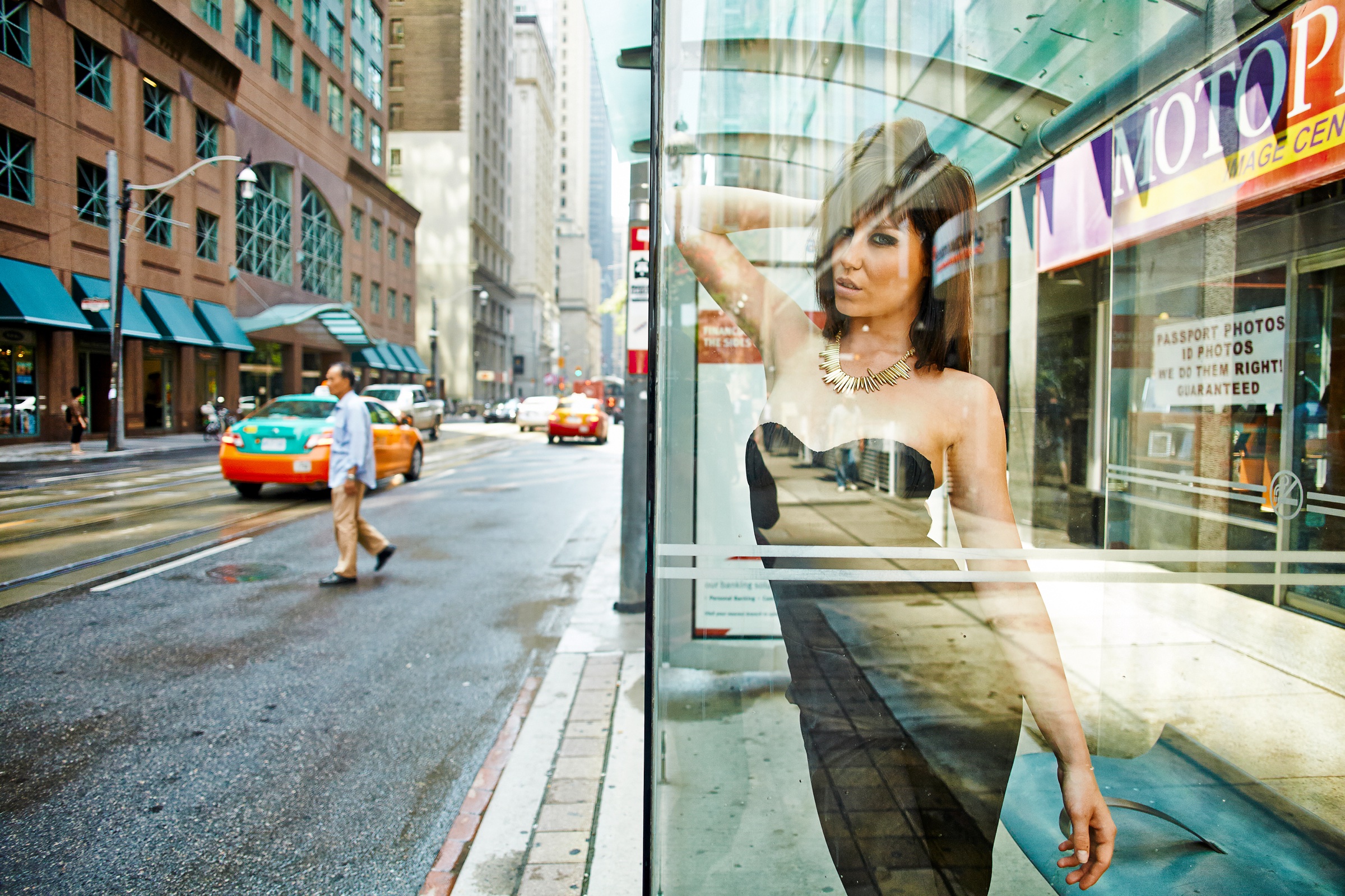 Krystal à travers une vitrine, entre la rue et les reflets de la ville